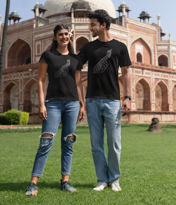 mano tocando guitarra blanco Camiseta clásica unisex